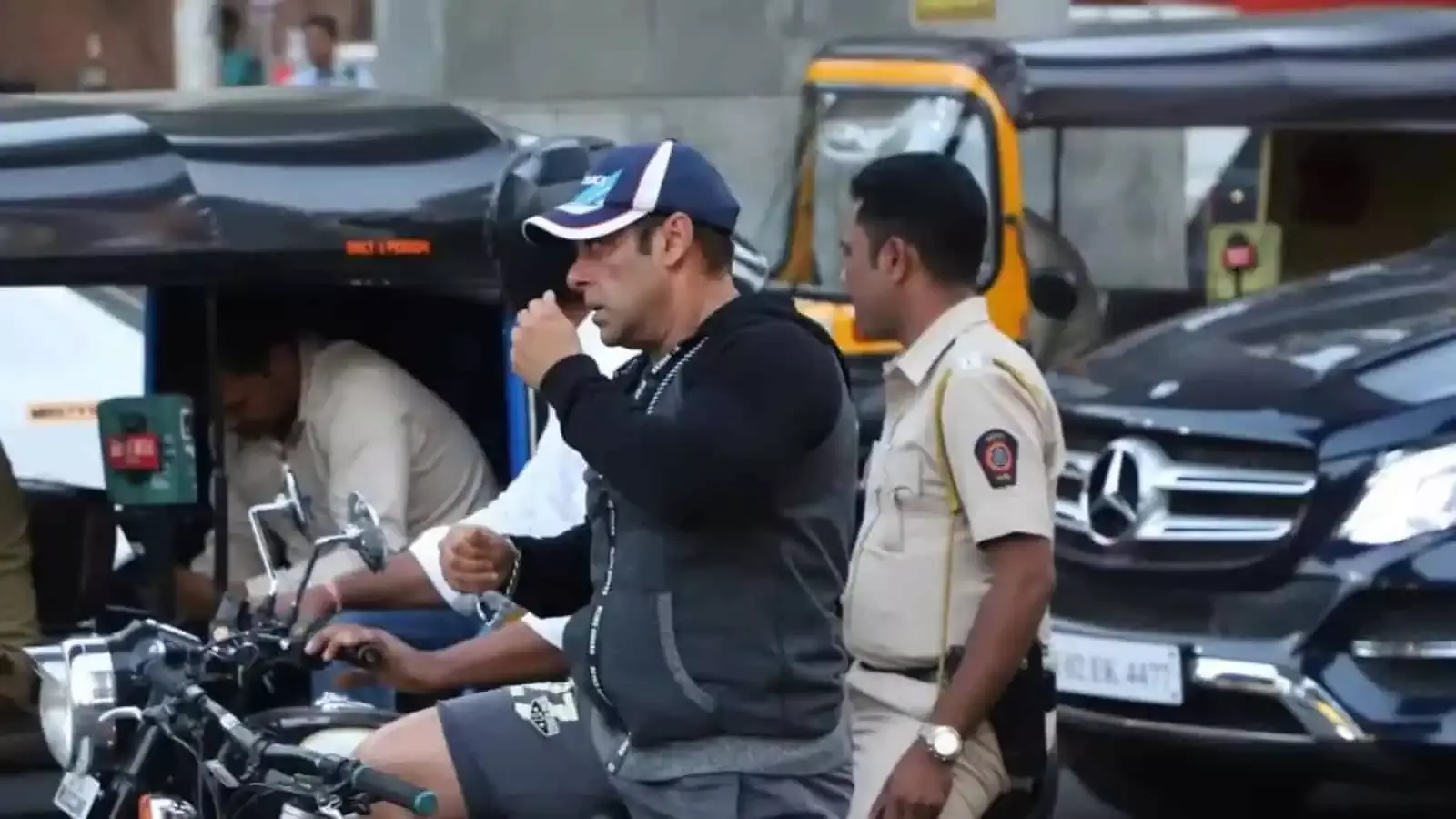 Salman Khan का अनोखा अंदाज, कार छोड़ साइकिल से पहुंचे सेट पर