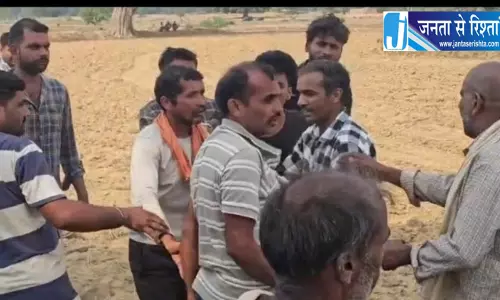 बहू घर में नहीं दिखी तो ढूंढने निकले ससुराल वाले, 25 फीट ऊंची डाल पर लटक रही थी लाश