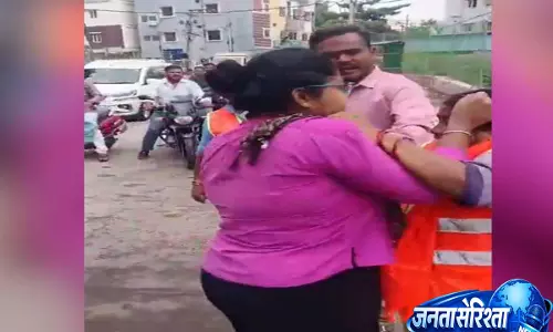 कूड़ा फेंकने से रोकने पर सफाई कर्मचारी को महिला ने मारा थप्पड़, वीडियो वायरल