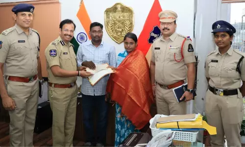 Hyderabad CP ने 7 साल की बच्ची को यौन उत्पीड़न से बचाने के लिए दंपति की सराहना Hyderabad CP ने 7 साल की बच्ची को यौन उत्पीड़न से बचाने के लिए दंपति की सराहना