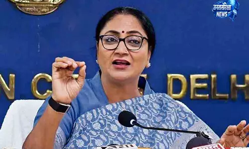 Delhi सरकार की बड़ी कार्रवाई, 7 अधिकारी सस्पेंड