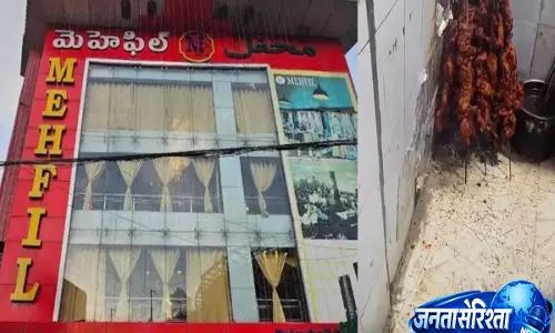 रेस्तरां की लापरवाही पर सवाल, गंदे फर्श पर मांस रखने का मामला वायरल रेस्तरां की लापरवाही पर सवाल, गंदे फर्श पर मांस रखने का मामला वायरल
