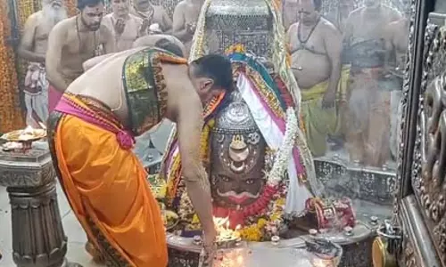 भांग का शृंगार, मस्तक पर चंद्रमा; त्रिशूल और ओम से सजे बाबा महाकाल