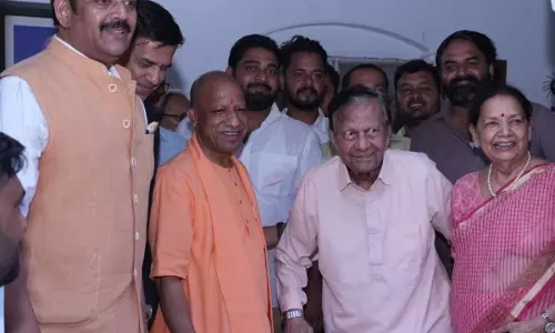 CM योगी की पूर्व सांसद श्रीप्रकाश मणि त्रिपाठी से मुलाकात, UP की सियासत में बढ़ी हलचल