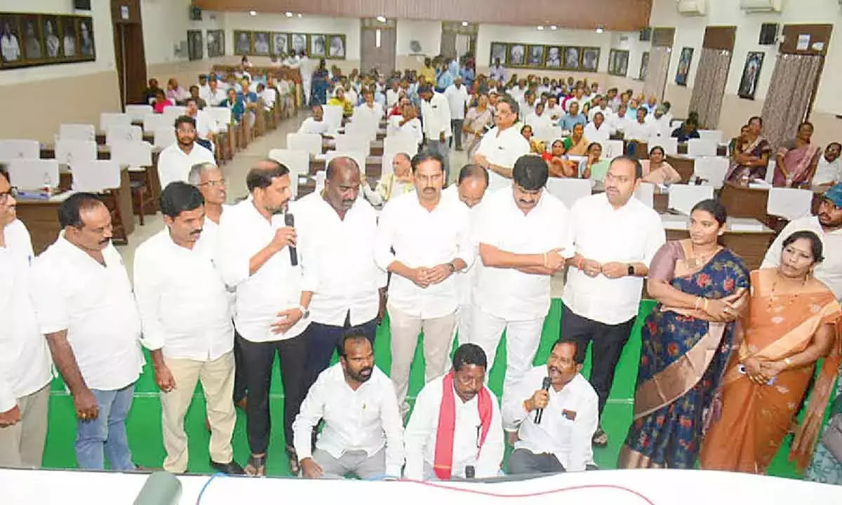 Andhra: ZPTC सदस्य बॉक्साइट खनन गतिविधियों और सर्वेक्षणों का विरोध करते हैं