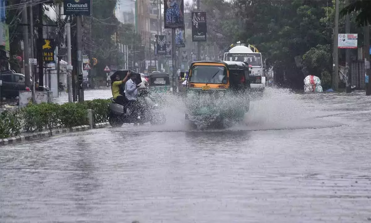 Andhra: आंध्र तट पर दबाव के कारण पूरे राज्य में बारिश हो सकती है