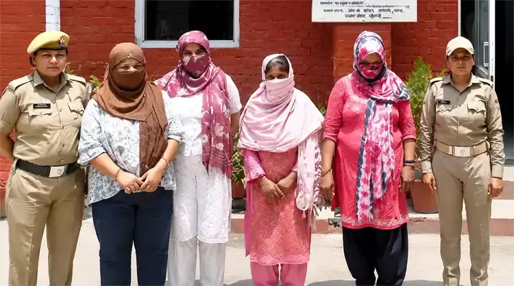 Haridwar: राहगीरों के सामने महिलाओं के बीच झगड़ा, पुलिस जांच में जुटी
