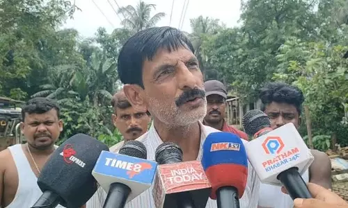 Assam की अभयपुरी सड़क की खस्ताहाल हालत से यात्री फंसे, लोगों ने मरम्मत की मांग की