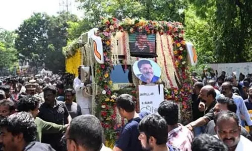 दिग्गज फिल्ममेकर के. भाग्यराज को राजकीय सम्मान के साथ अंतिम विदाई, चेन्नई में हुआ अंतिम संस्कार दिग्गज फिल्ममेकर के. भाग्यराज को राजकीय सम्मान के साथ अंतिम विदाई, चेन्नई में हुआ अंतिम संस्कार