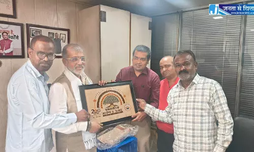 जनता से रिश्ता के प्रधान संपादक पप्पू फरिश्ता का प्रेस क्लब अध्यक्ष मोहन तिवारी ने किया सम्मान