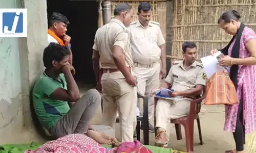 वृद्ध दंपति का शव फंदे से लटका मिला, बेटी ने भाई पर लगाया हत्या का आरोप