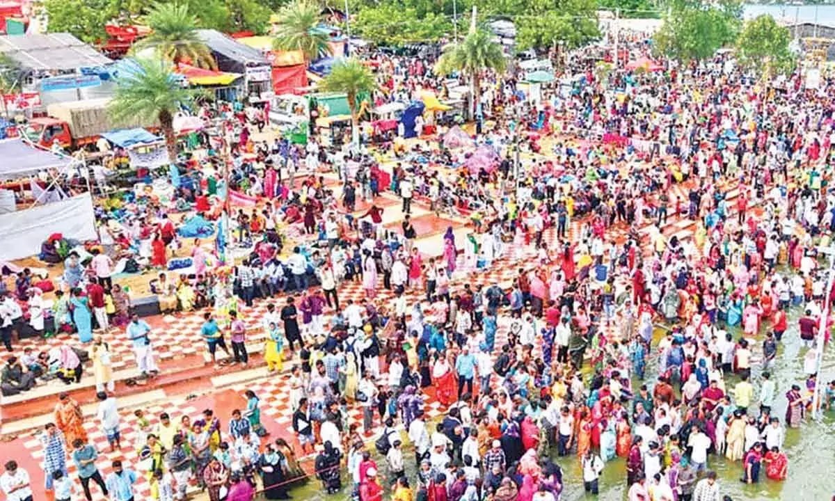 Andhra: पवित्र चंदन प्रसादम के लिए नेल्लोर दरगाह पर हजारों लोग कतार में खड़े हैं