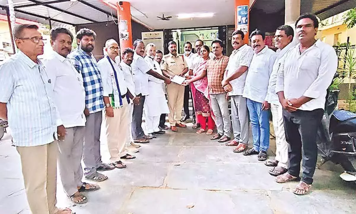 YSRCP कार्यकर्ताओं ने जगन विरोधी अपशब्दों को लेकर पुलिस स्टेशन पर जमावड़ा लगाया