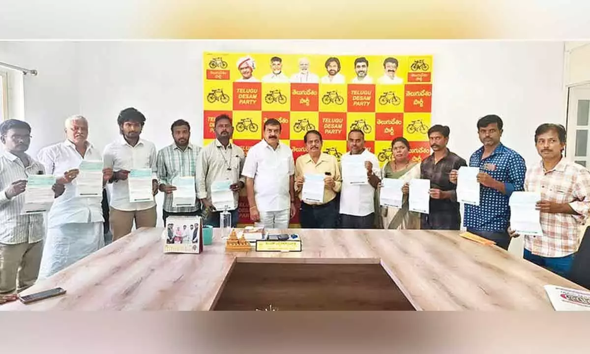 Andhra: सांसद ने 11 लाभार्थियों को 8.77 लाख रुपये के सीएमआरएफ चेक वितरित किये