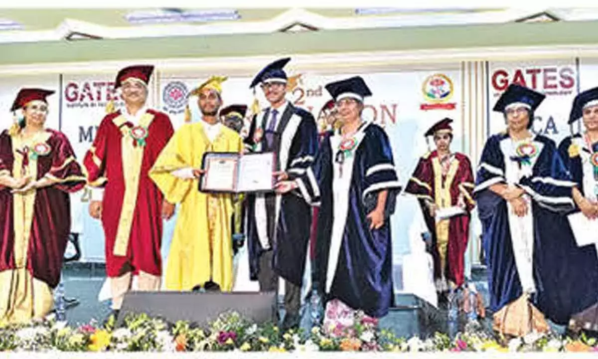 Andhra: सहायक कलेक्टर सुयश गेट्स कॉलेज के स्नातक दिवस में शामिल हुए