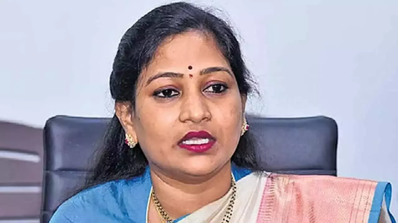 Andhra: एपी की गृह मंत्री अनीता ने बोयापाडु और डोंडावाका तटों पर मछली लैंडिंग केंद्रों की आधारशिला रखी
