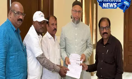 Asaduddin Owaisi ने हैदराबाद में भरा SIR गणना फॉर्म, प्रक्रिया में हुए शामिल