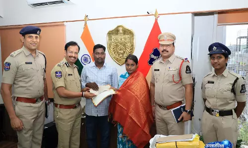 Hyderabad में पुलिस कमिश्नर ने दंपति को किया सम्मानित, नाबालिग बच्ची को बचाने में निभाई अहम भूमिका