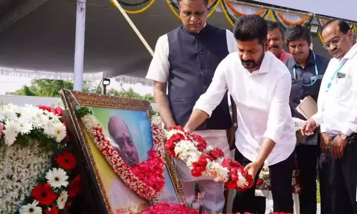 Hyderabad:  तेलंगाना के सीएम रेवंत रेड्डी ने पूर्व पीएम पीवी नरसिम्हा राव को श्रद्धांजलि दी