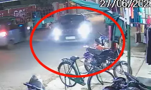 बच्चे को मौत छूकर निकली, कार का कहर Video