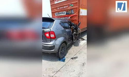 बन गया अंतिम सफर...ट्रक से टकराई कार, एक ही परिवार के 5 सदस्यों की मौत