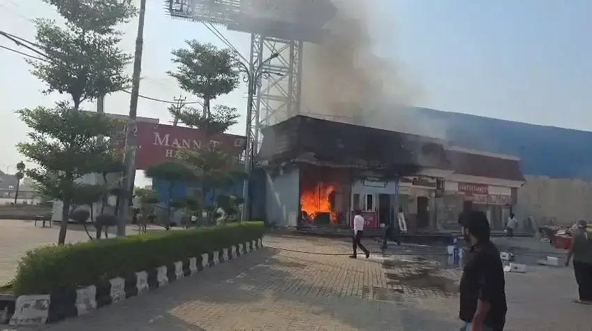 Rohtak: दुकानों में लगी भीषण आग, दमकल ने पाया काबू