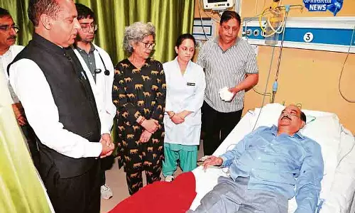 Himachal: पार्षदों पर हाथ मरोड़ने का मामला गरमाया