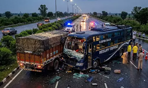 Indore-उज्जैन मार्ग पर बस-डंपर की टक्कर, ब्रेक फेल होने से हादसा, 6 यात्री घायल