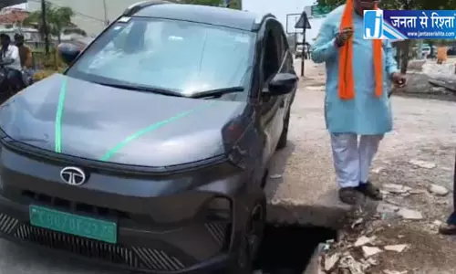 सड़क किनारे की नाली को बिना ढक्कन के खुला छोड़ा, कार का पहिया धंसा