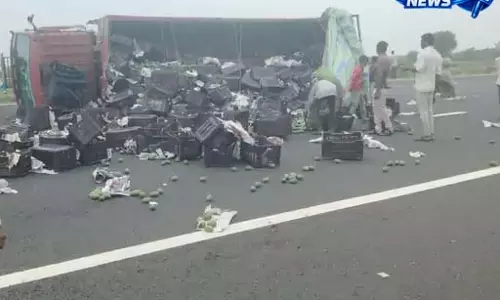 BREAKING: दिल्ली-मुंबई एक्सप्रेसवे पर आम से भरा ट्रक पलटा, ड्राइवर घायल