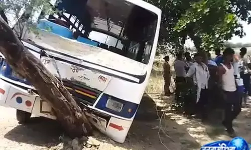 BREAKING: बस पेड़ से टकराई, पांच यात्री घायल, चालक मौके से फरार