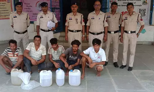 अवैध महुआ शराब पर पुलिस की बड़ी कार्रवाई, 35 लीटर शराब के साथ 5 आरोपी गिरफ्तार