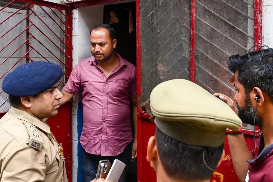 Ayodhya: चंदा मामले में बड़ी कार्रवाई, सभी आठ आरोपियों के घरों पर छापेमारी