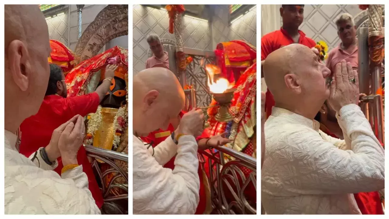 कालीघाट मंदिर पहुंचे अनुपम खेर, स्वास्थ्य, खुशी और शांति के लिए की प्रार्थना