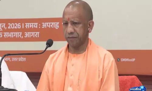 आगरा में विकास कार्यों की समीक्षा बैठक की अध्यक्षता करते हुए CM योगी, परियोजनाओं में तेजी के निर्देश