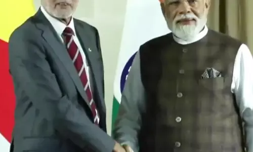 सेशेल्स दौरे पर पीएम मोदी ने विपक्ष के नेता बर्नार्ड जॉर्जेस से की मुलाकात