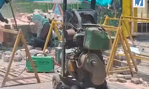 ताजमहल के पास सड़क निर्माण में नियमों की अनदेखी! डीजल जनरेटर और धूल से बढ़ी चिंता ताजमहल के पास सड़क निर्माण में नियमों की अनदेखी! डीजल जनरेटर और धूल से बढ़ी चिंता