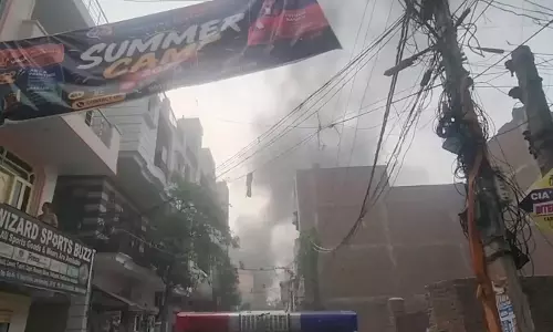 गाजियाबाद के गुलाब वाटिका में घर में लगी भीषण आग, दमकल की कई गाड़ियां मौके पर