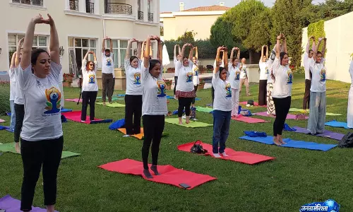 Azerbaijan में भारतीय दूतावास ने पत्रकारों व इन्फ्लुएंसर्स के लिए पावर योग सत्र आयोजित किया