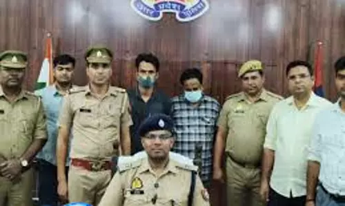 Laptop, मोबाइल और एटीएम कार्ड सहित कई सामान बरामद
