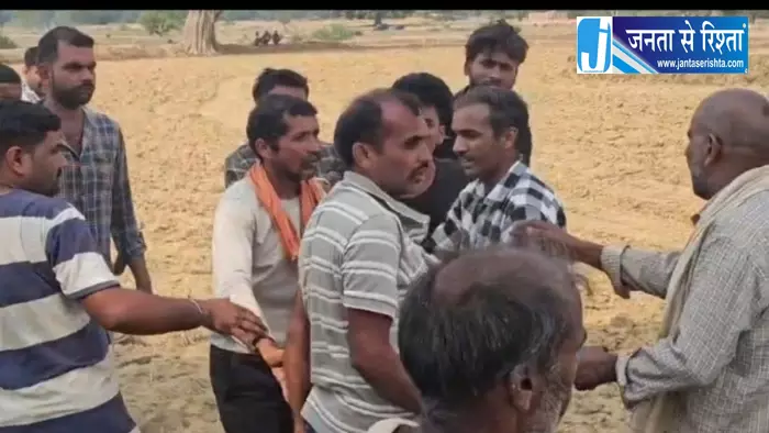 बहू घर में नहीं दिखी तो ढूंढने निकले ससुराल वाले, 25 फीट ऊंची डाल पर लटक रही थी लाश बहू घर में नहीं दिखी तो ढूंढने निकले ससुराल वाले, 25 फीट ऊंची डाल पर लटक रही थी लाश