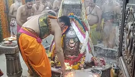 भांग का शृंगार, मस्तक पर चंद्रमा; त्रिशूल और ओम से सजे बाबा महाकाल भांग का शृंगार, मस्तक पर चंद्रमा; त्रिशूल और ओम से सजे बाबा महाकाल