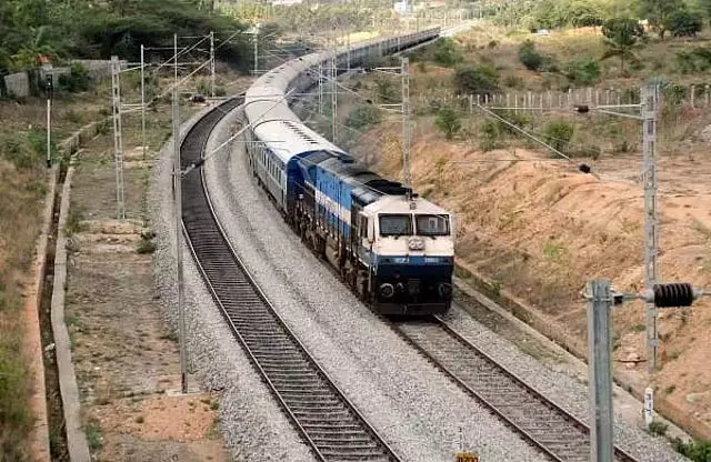 दक्षिण रेलवे ने बनाया रिकॉर्ड: 229 स्पेशल ट्रेनें, 32.98 लाख यात्रियों ने किया सफर