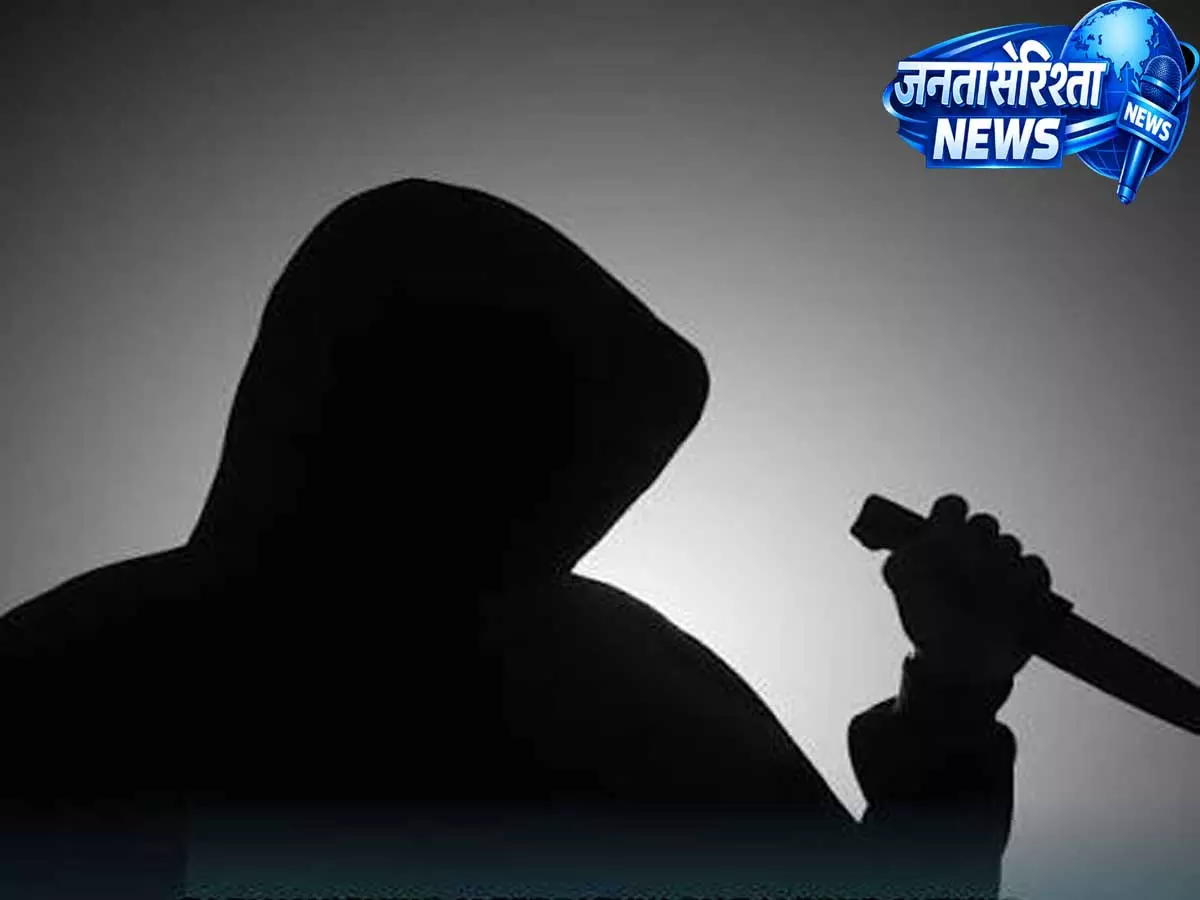 लोकल ट्रेन हादसे के कुछ दिन बाद मुंबई में दूसरी घटना, चाकू मारकर हमलावर फरार लोकल ट्रेन हादसे के कुछ दिन बाद मुंबई में दूसरी घटना, चाकू मारकर हमलावर फरार