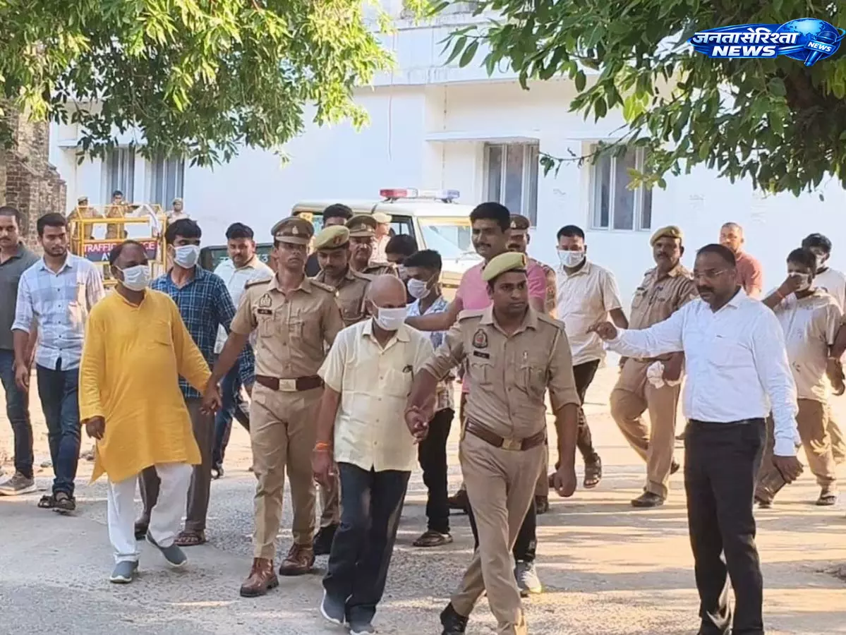 UP : राम मंदिर चढ़ावा चोरी मामले में छापेमारी तेज, 80 लाख से अधिक बरामद UP : राम मंदिर चढ़ावा चोरी मामले में छापेमारी तेज, 80 लाख से अधिक बरामद
