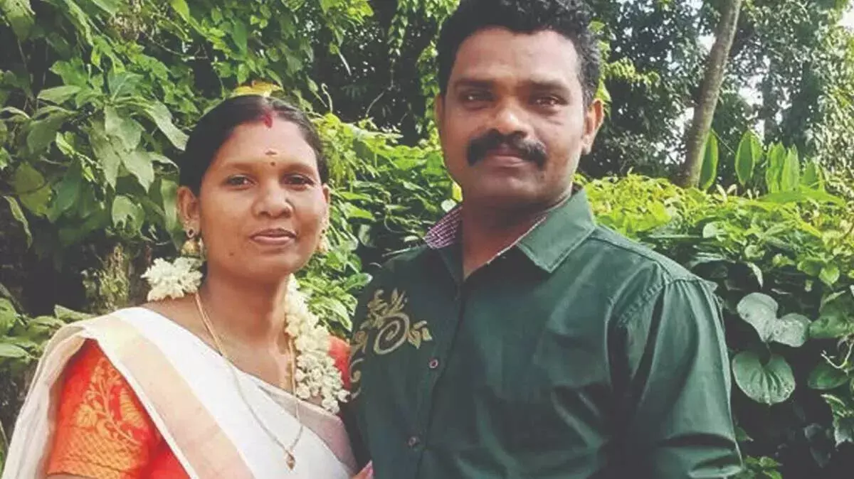 Kerala: घरेलू कलह बनी जानलेवा, पति ने पत्नी को मारकर खुद का गला काटा Kerala: घरेलू कलह बनी जानलेवा, पति ने पत्नी को मारकर खुद का गला काटा