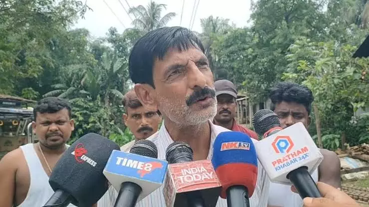 Assam की अभयपुरी सड़क की खस्ताहाल हालत से यात्री फंसे, लोगों ने मरम्मत की मांग की Assam की अभयपुरी सड़क की खस्ताहाल हालत से यात्री फंसे, लोगों ने मरम्मत की मांग की