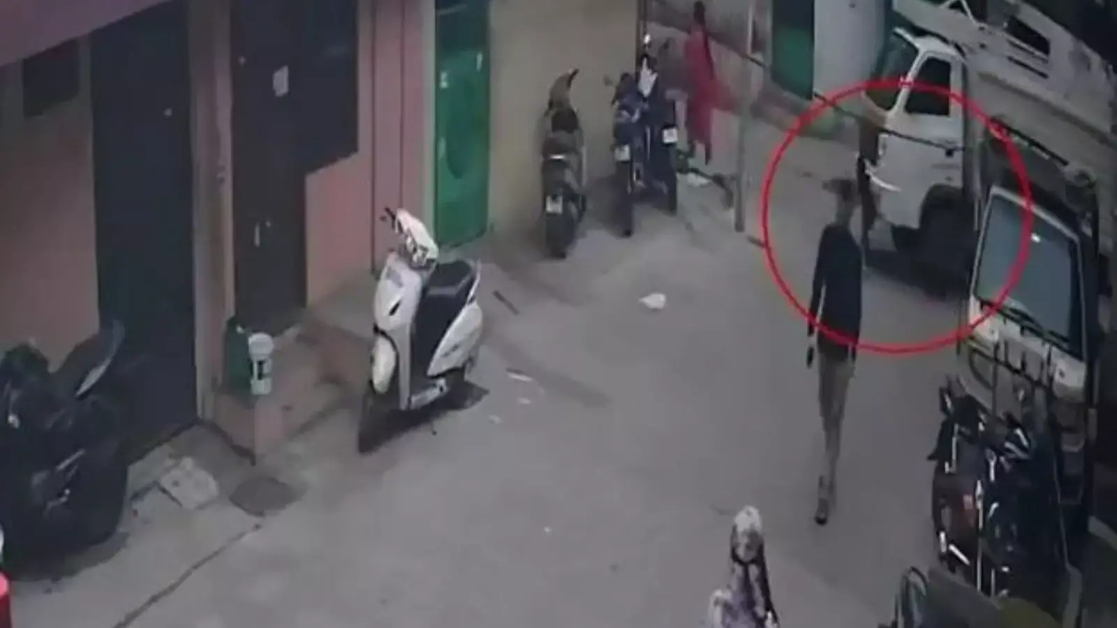 Hyderabad: 4 साल के बच्चे की मौत से इलाके में शोक, मिनी ट्रक चालक पर जांच शुरू Hyderabad: 4 साल के बच्चे की मौत से इलाके में शोक, मिनी ट्रक चालक पर जांच शुरू