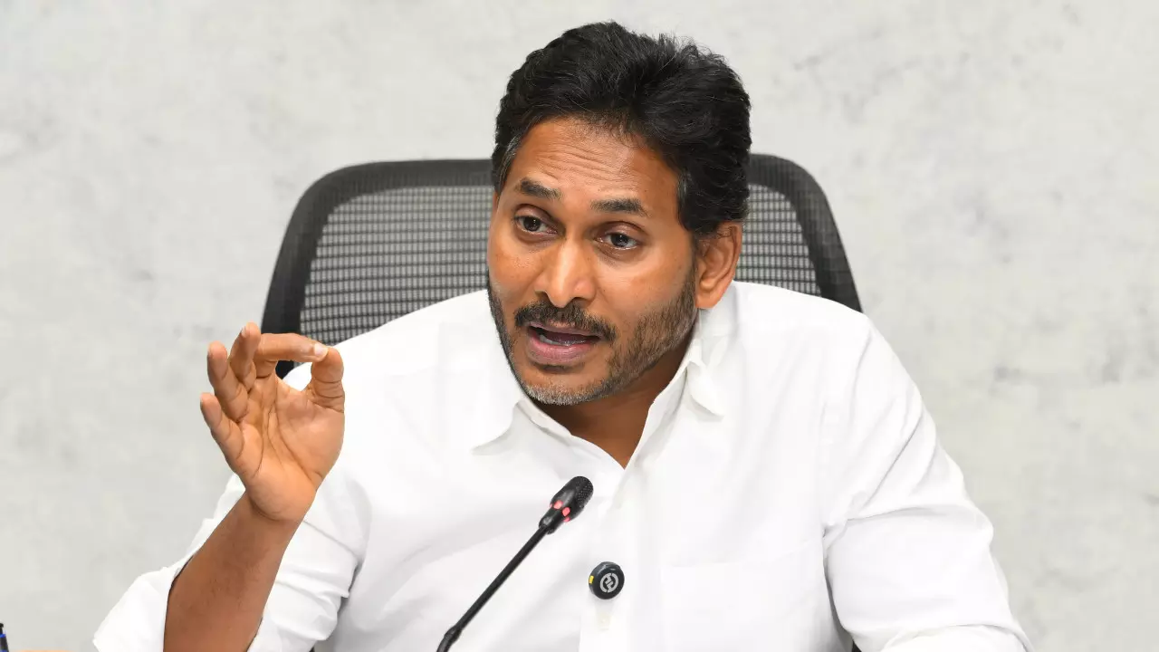 Jagan ने की स्मार्ट किचन की आलोचना, महिलाओं के रोजगार पर जताया संकट Jagan ने की स्मार्ट किचन की आलोचना, महिलाओं के रोजगार पर जताया संकट