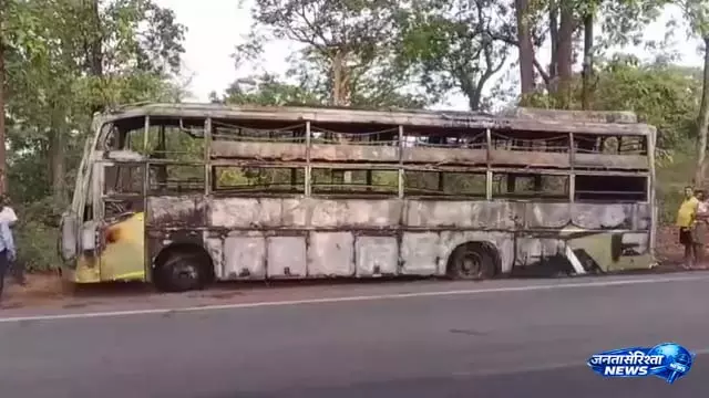 Angul में यात्री बस में भीषण आग लगी, यात्री बाल-बाल बचे